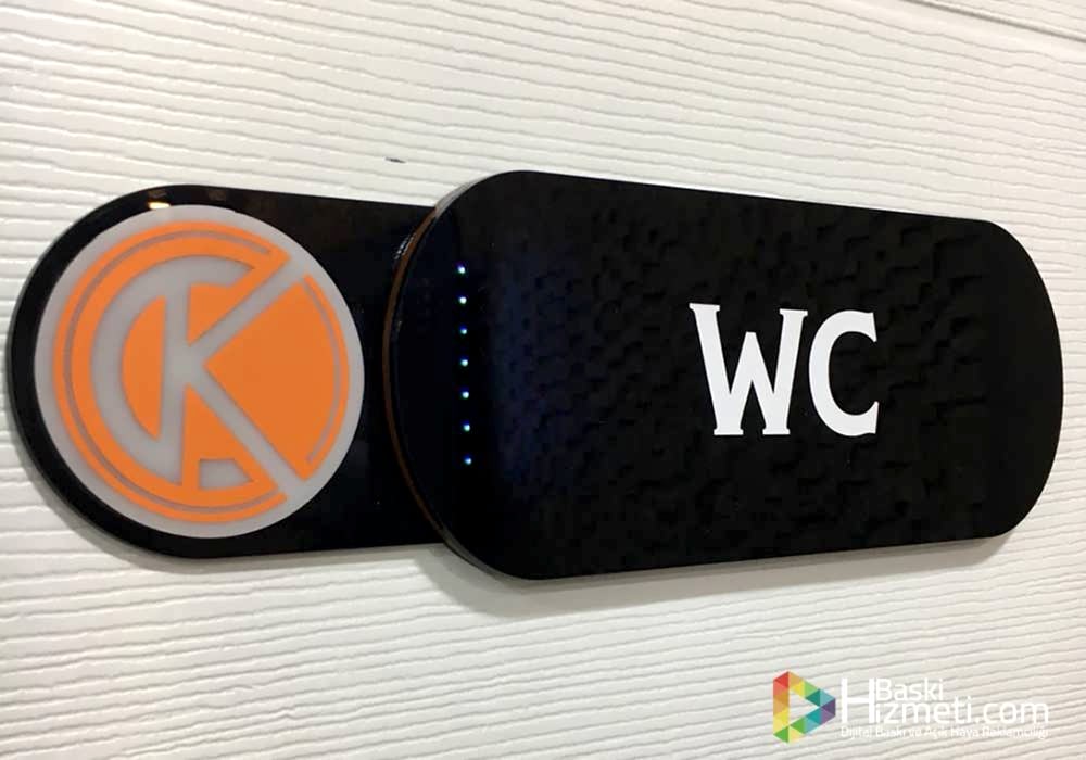 kapı isimliği yönlendirme levhasi